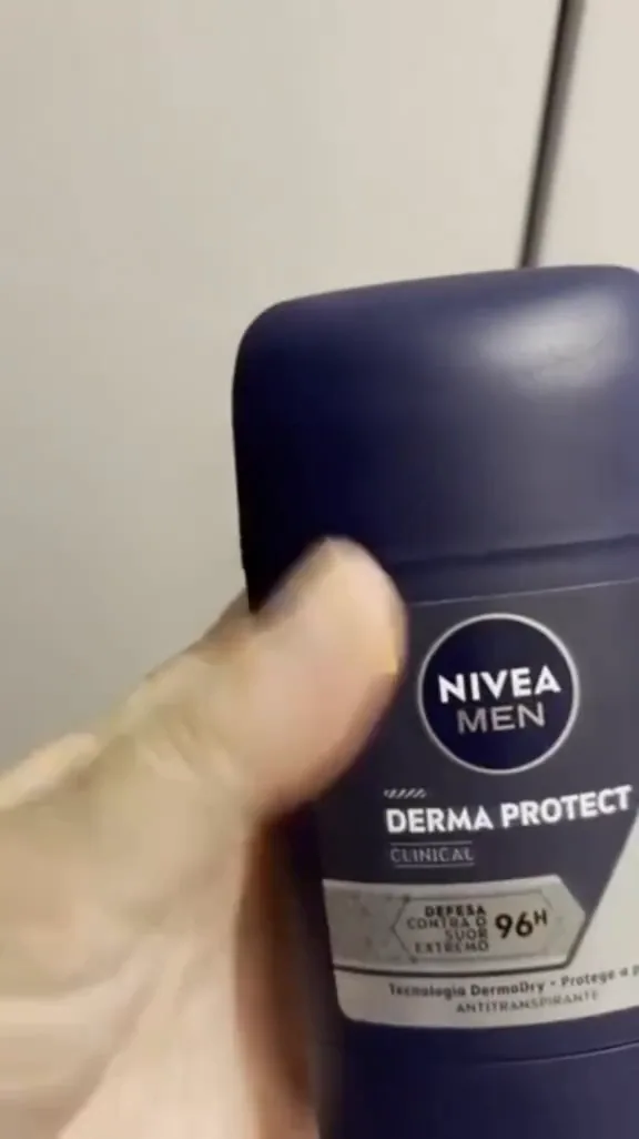Embalagem do desodorante antitranspirante stick NIVEA MEN Derma Protect