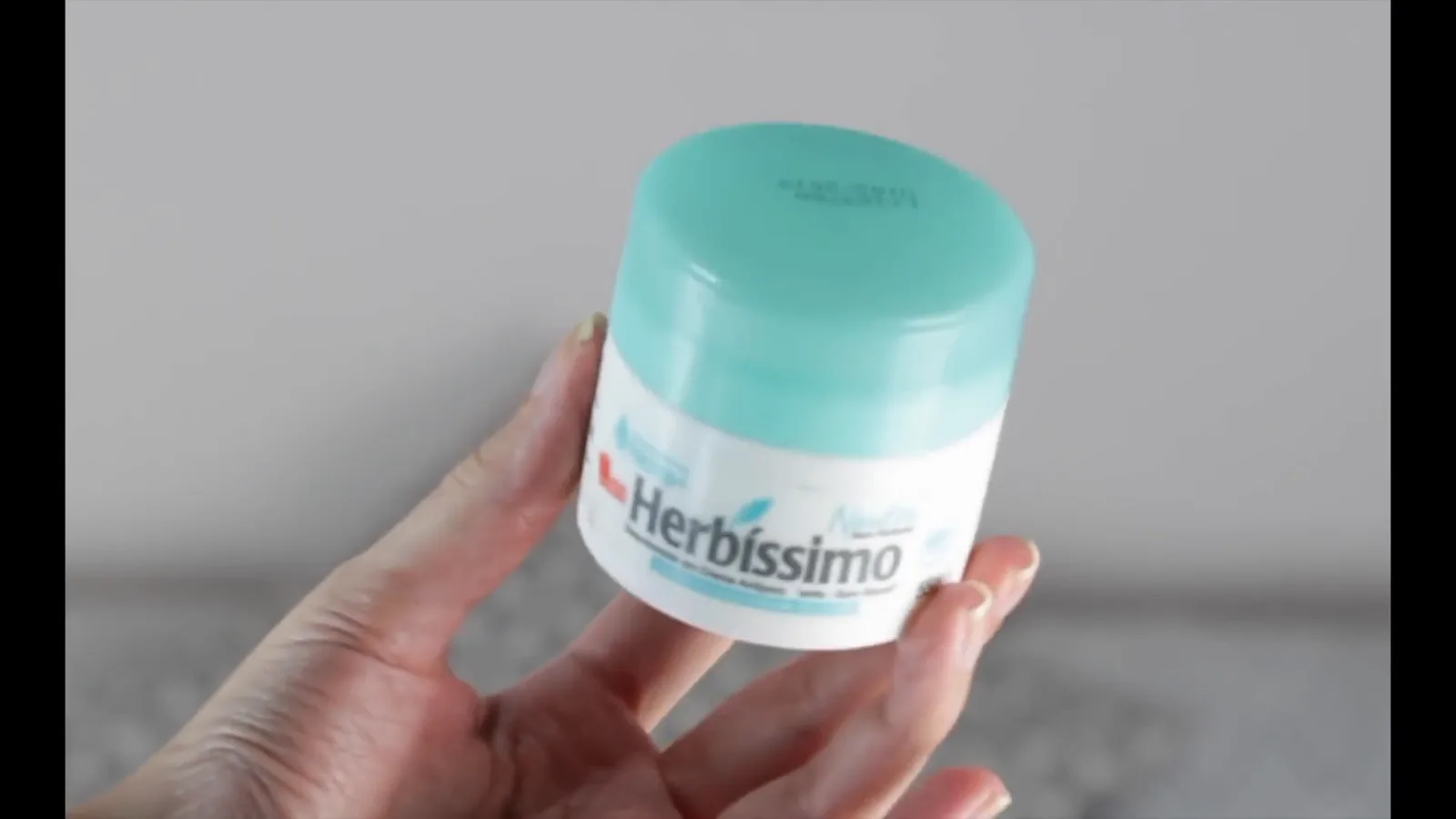 Pote de desodorante antitranspirante em creme Herbíssimo Neutro na mão