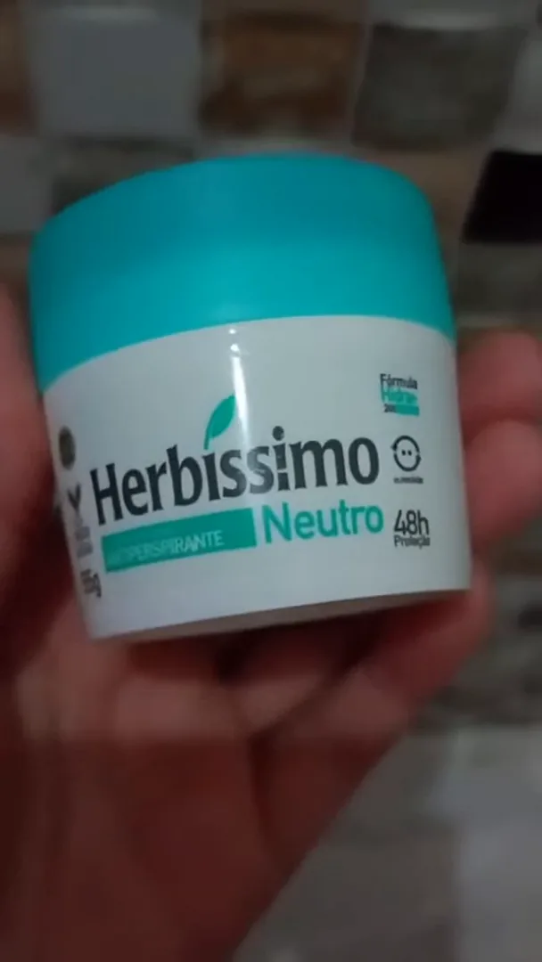 Manuseio da embalagem do desodorante antitranspirante Herbíssimo Neutro