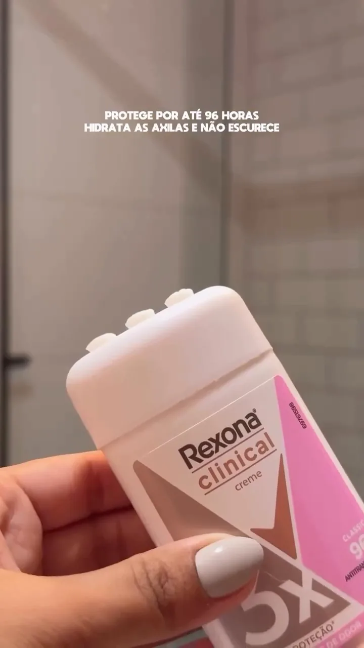 Fórmula em creme saindo pelos orifícios do aplicador Rexona