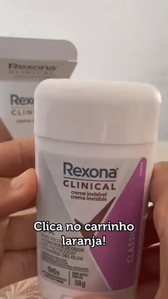Acionamento da embalagem com o creme antitranspirante surgindo no aplicador
