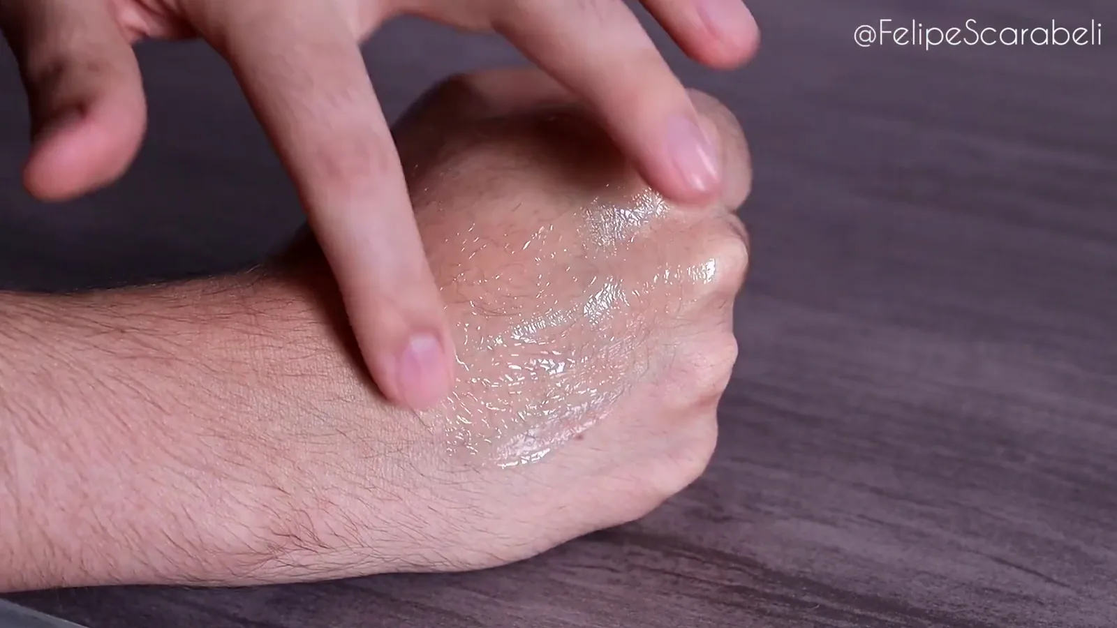 Espalhamento do creme antitranspirante Principia AD-01 durante o teste na pele