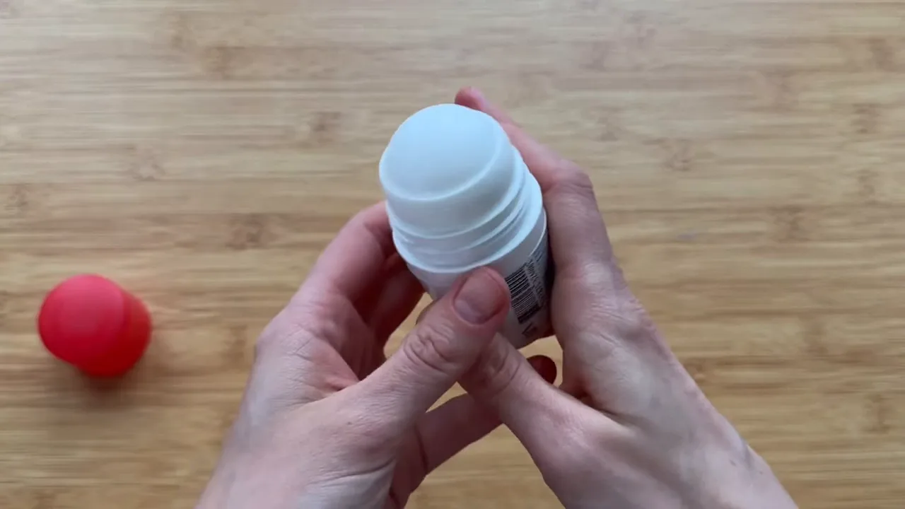 Aplicação prática do desodorante roll-on Vichy sobre a pele