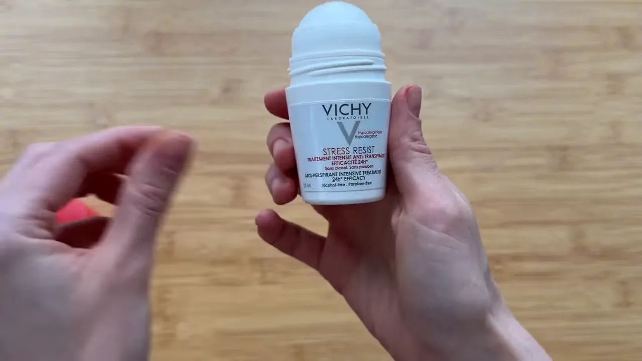 Fechamento da embalagem compacta do desodorante Vichy Stress Resist