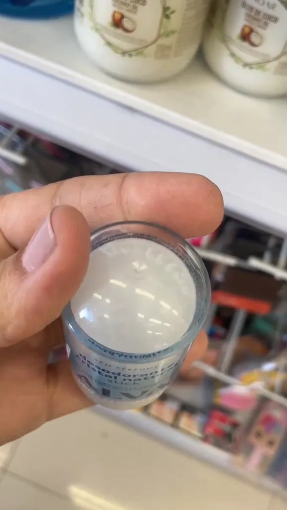 Desodorante natural cristal stick Alva exibido na mão em embalagem compacta