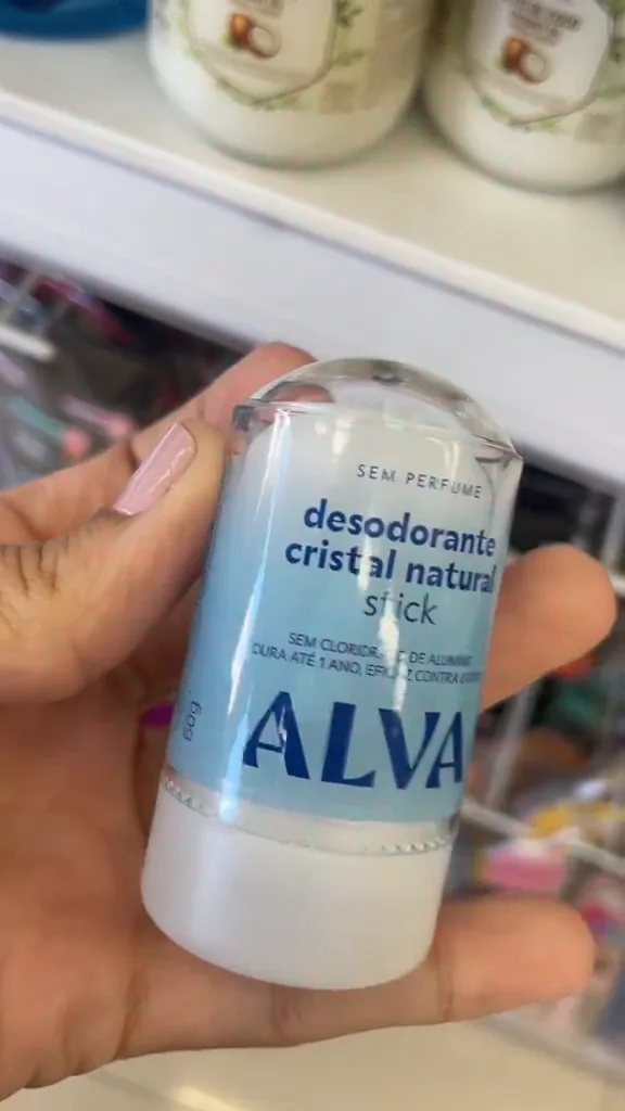 Embalagem do desodorante cristal Alva rotacionada para exibir informações e formato
