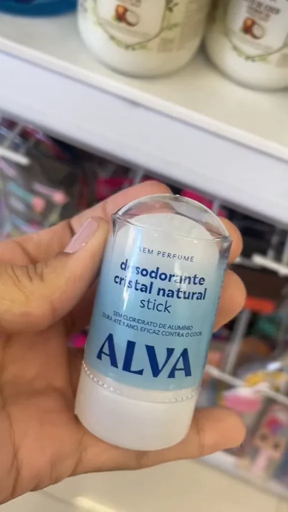 Manuseio e rotação da embalagem do desodorante stick cristal Alva