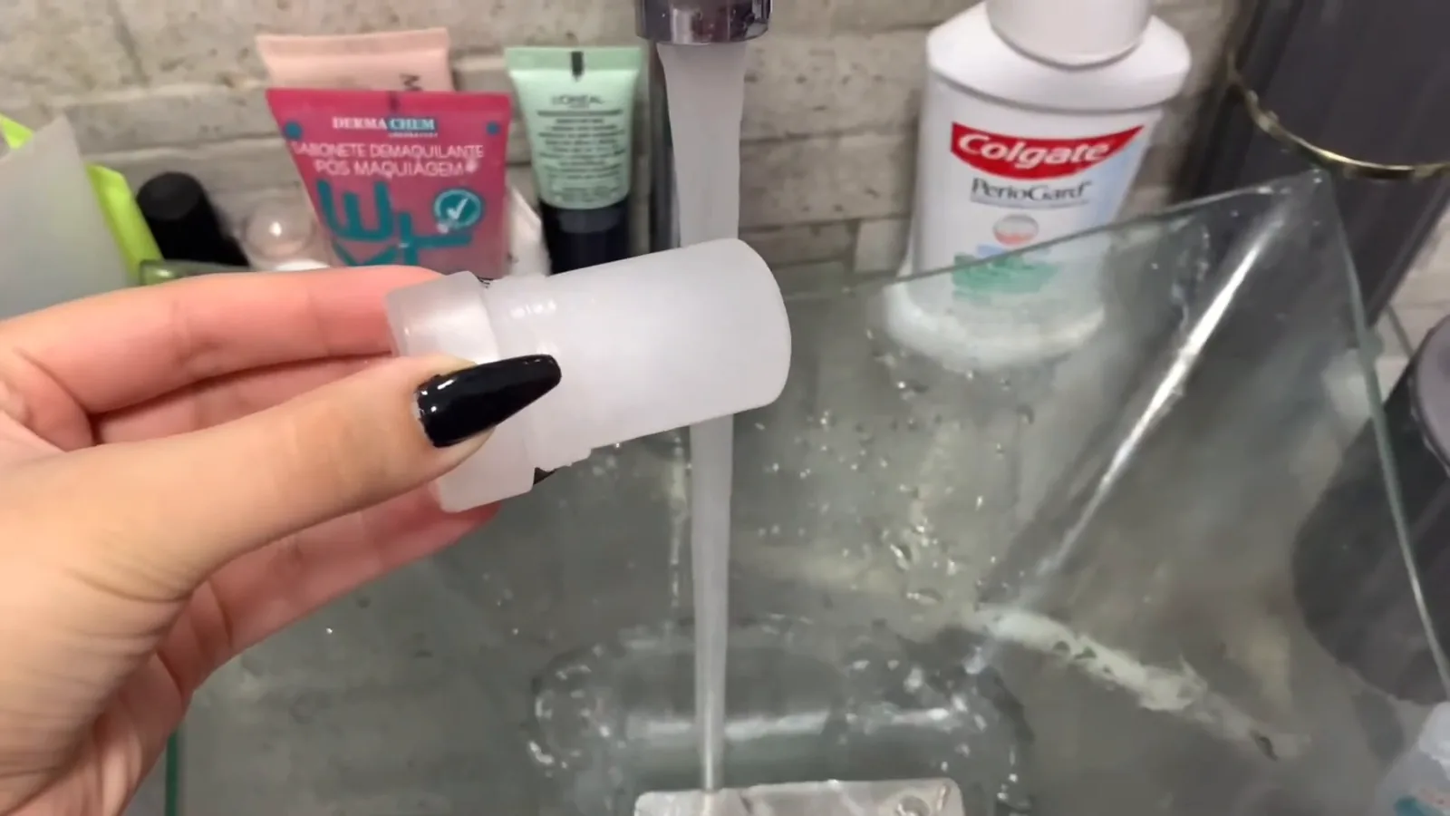 Desodorante stick de cristal umedecido em água corrente para aplicação