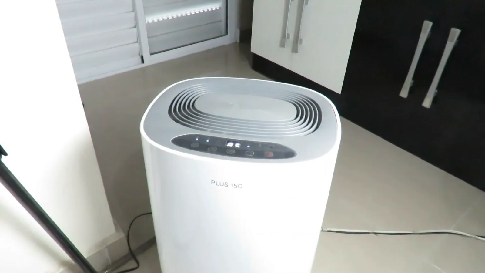 Desumidificador Thermomatic Desidrat Plus 150 ligado em ambiente residencial