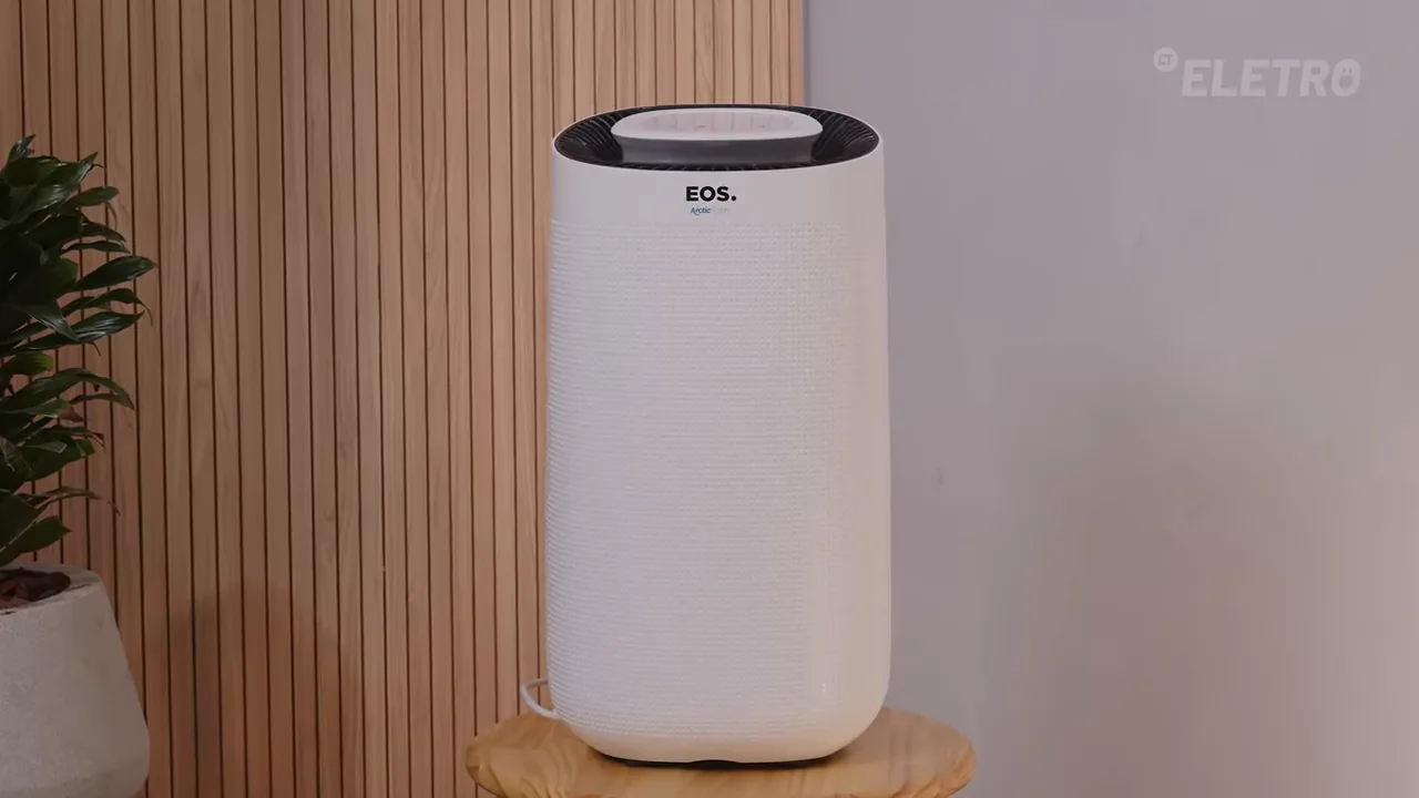Desumidificador EOS em funcionamento contínuo retirando umidade da sala