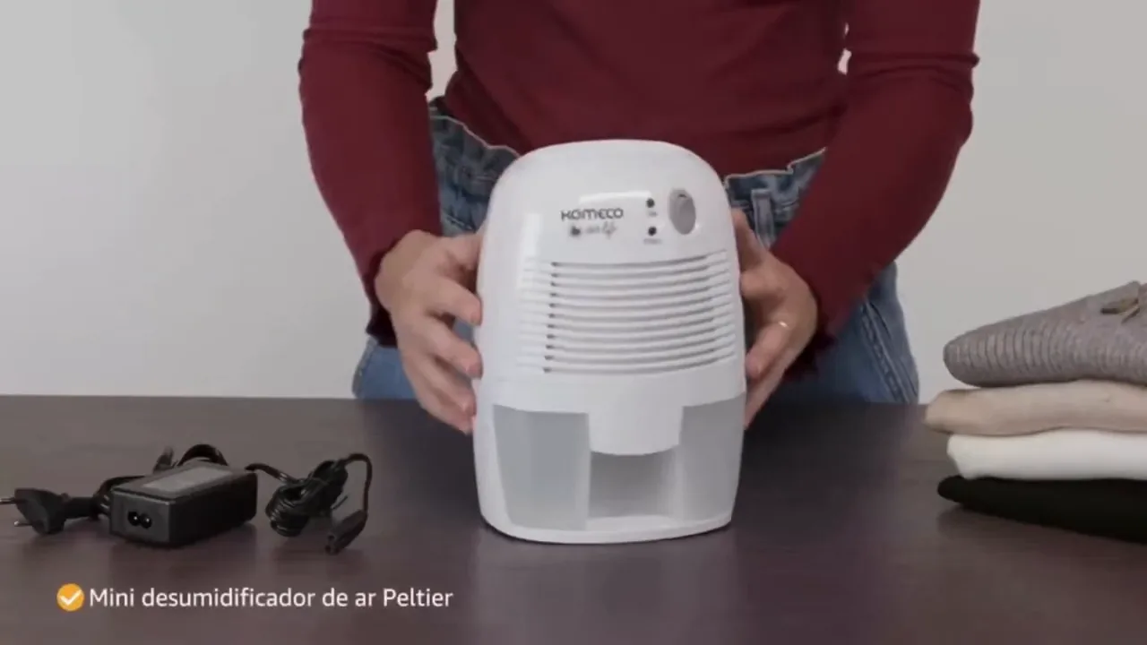 Manuseio do desumidificador Komeco demonstrando as saídas de ar