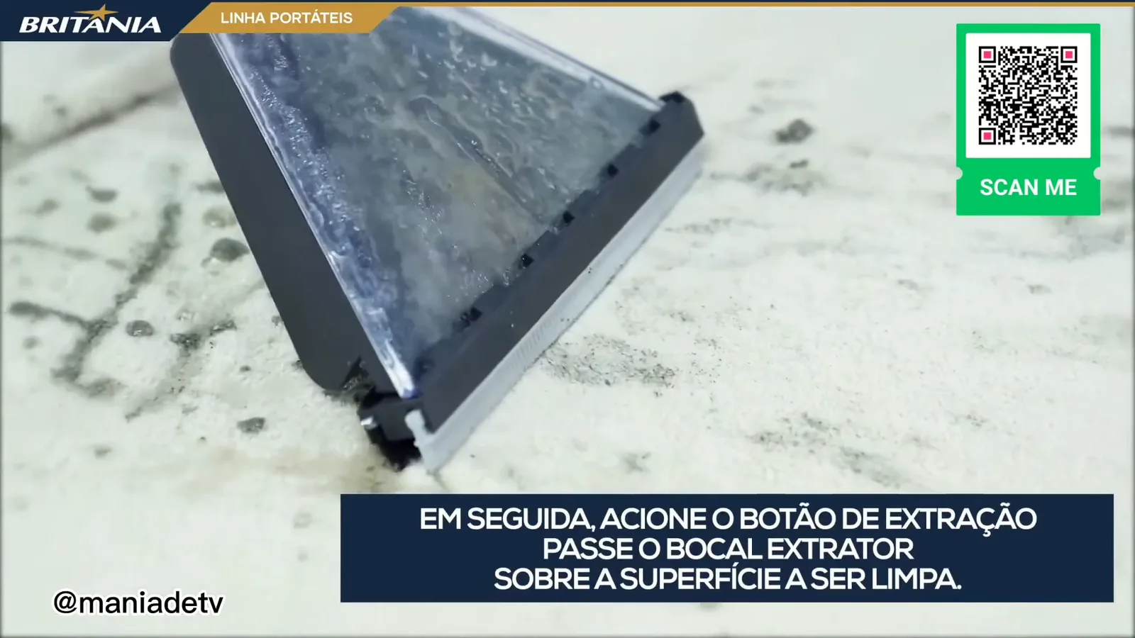 Bocal transparente da extratora sugando a água suja do tecido