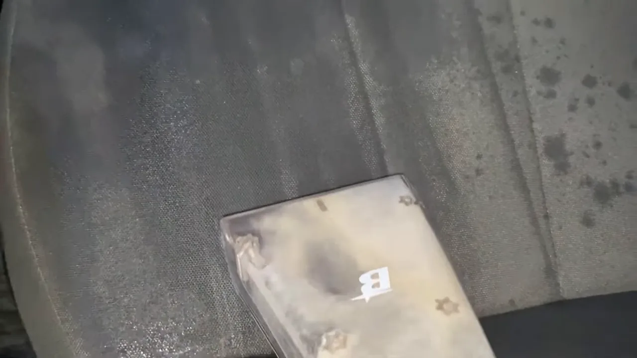 Bocal extrator transparente aspirando água e sujeira do estofado automotivo
