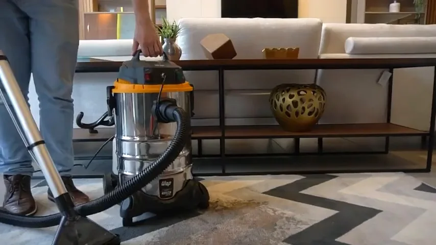 Extratora de sujeira WAP Carpet Cleaner higienizando tapete na sala