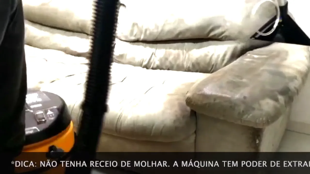 Extratora WAP Home Cleaner aplicando solução de limpeza no estofado