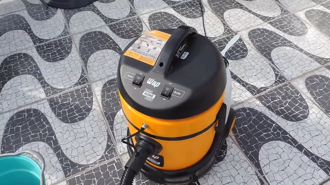 Extratora WAP Home Cleaner posicionada para iniciar a limpeza de estofados