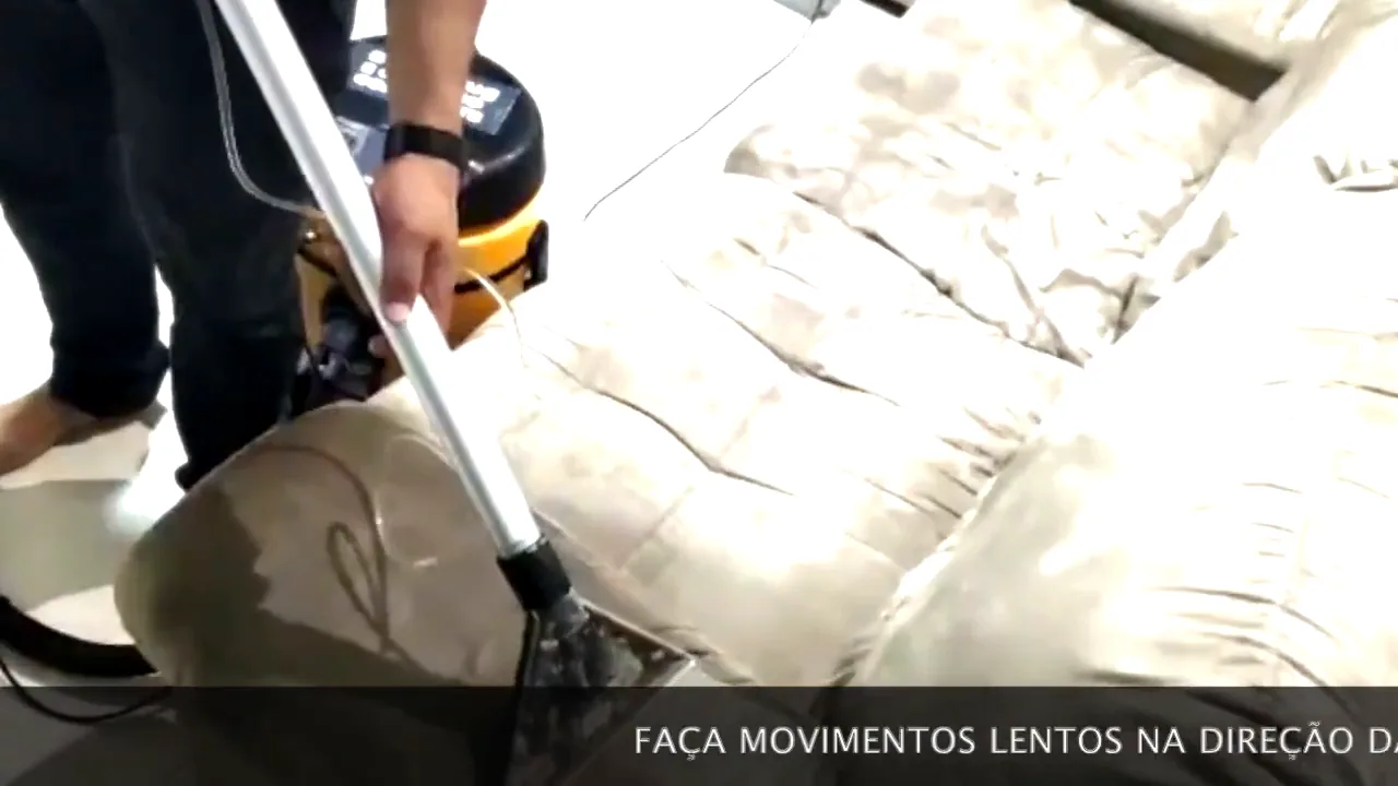 Extratora WAP Home Cleaner aspirando sujeira e líquido do sofá
