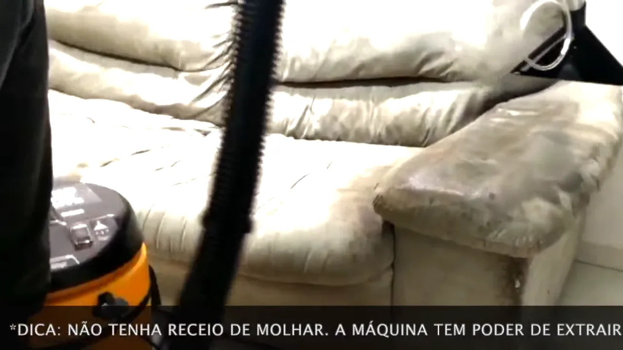 Extratora WAP borrifando líquido de limpeza sobre o estofado