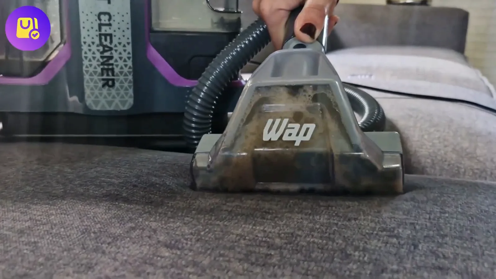 Extratora portátil WAP Spot Cleaner realizando a sucção de estofado