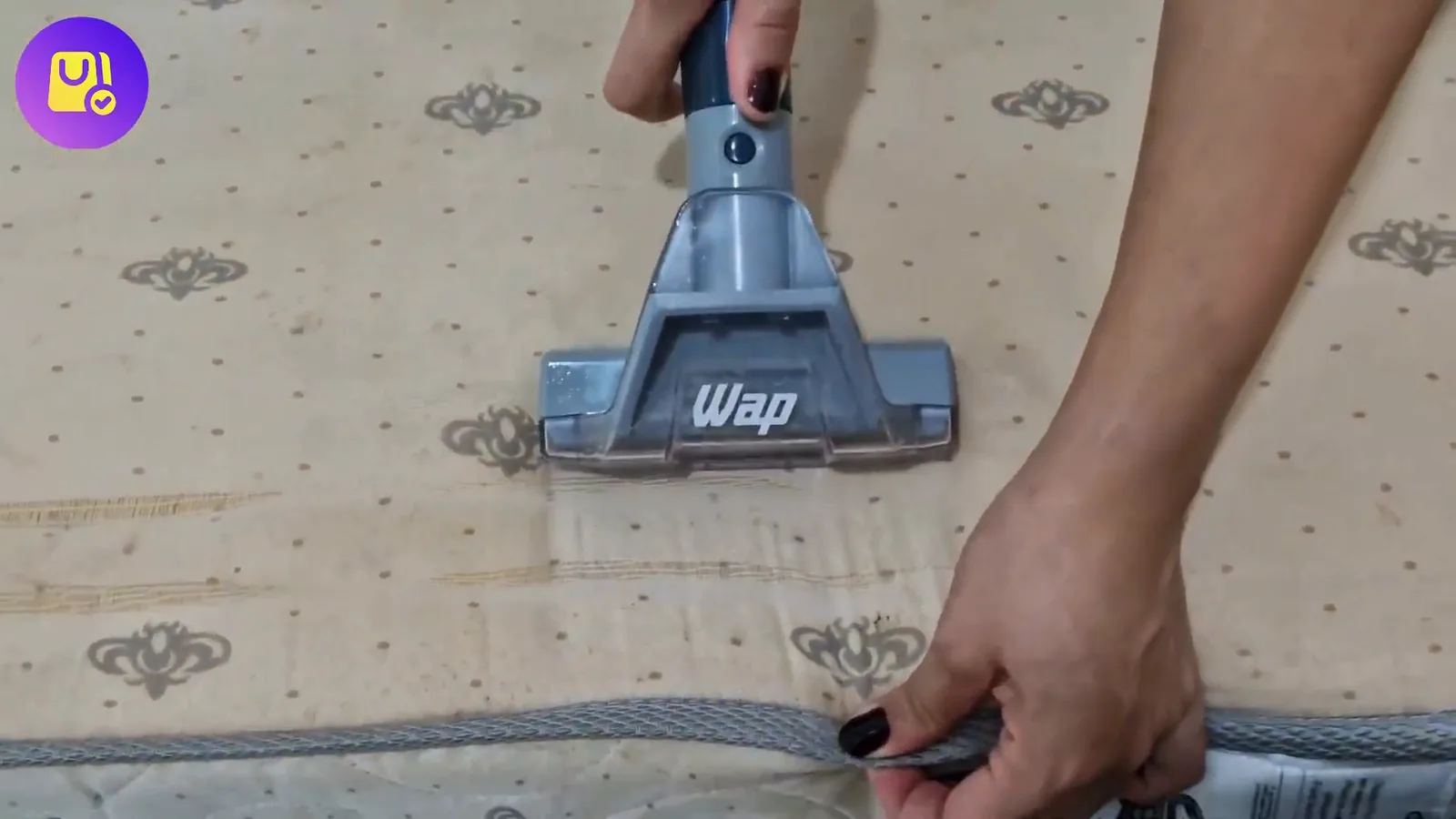 Extratora WAP Spot Cleaner higienizando a superfície de um colchão