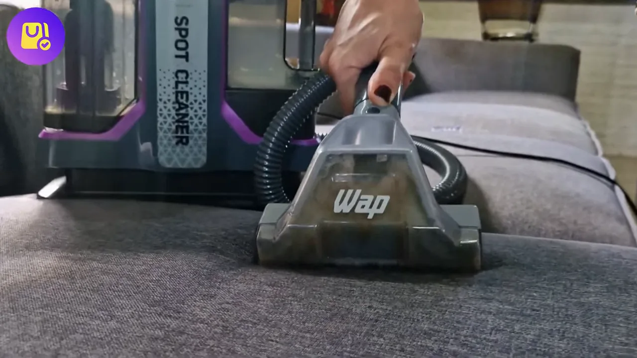 Extratora WAP Spot Cleaner aspirando a sujeira do sofá com eficiência
