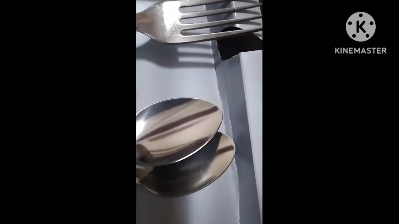 Verificação do acabamento e arestas da colher de mesa em inox