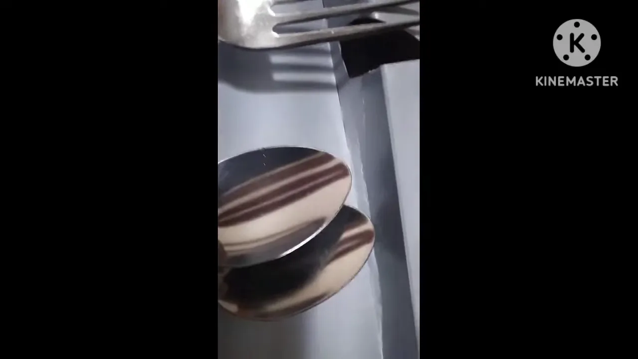 Demonstração das bordas e acabamento da colher de mesa inox