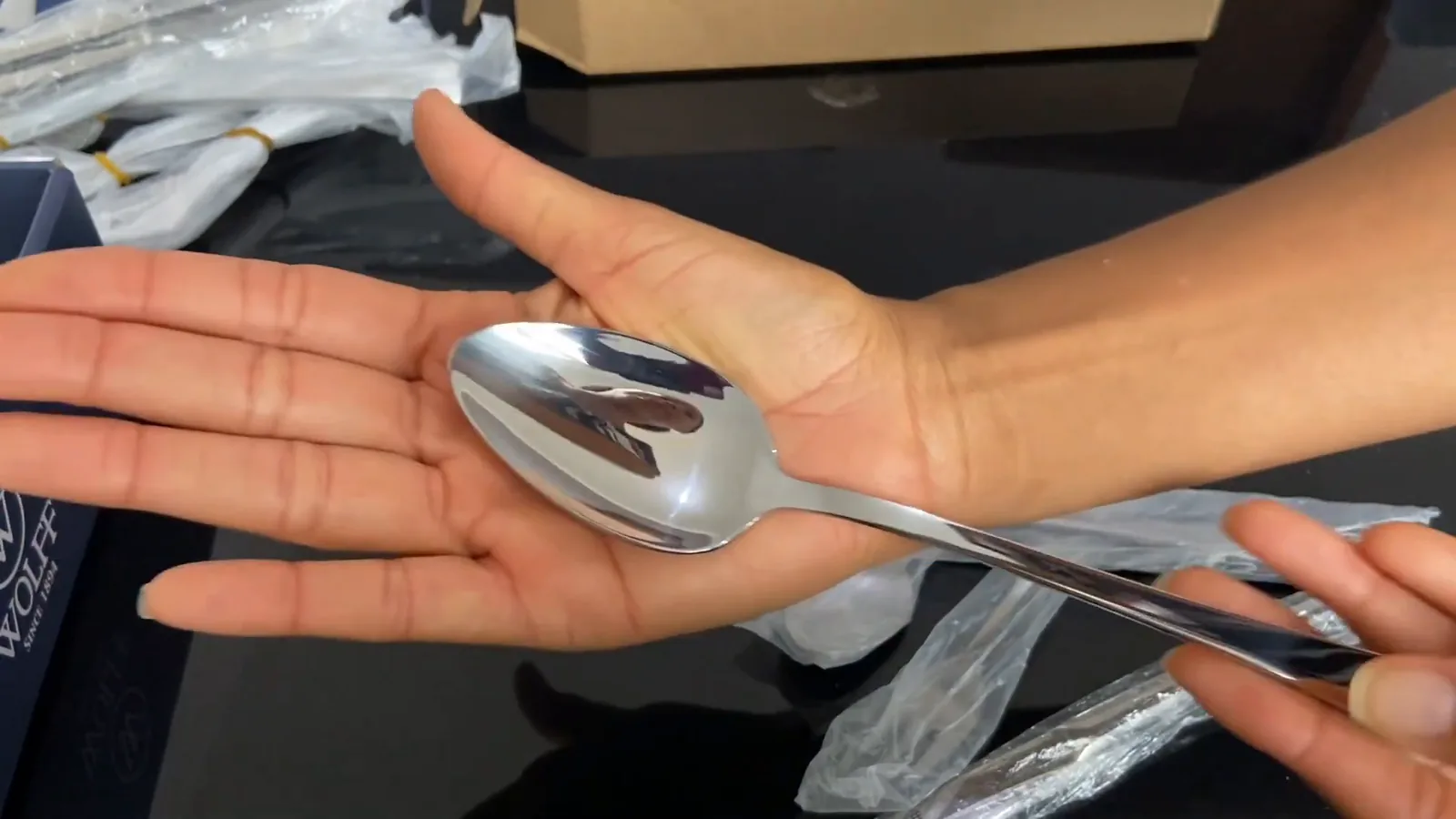 Colher de mesa alongada com acabamento espelhado na palma da mão