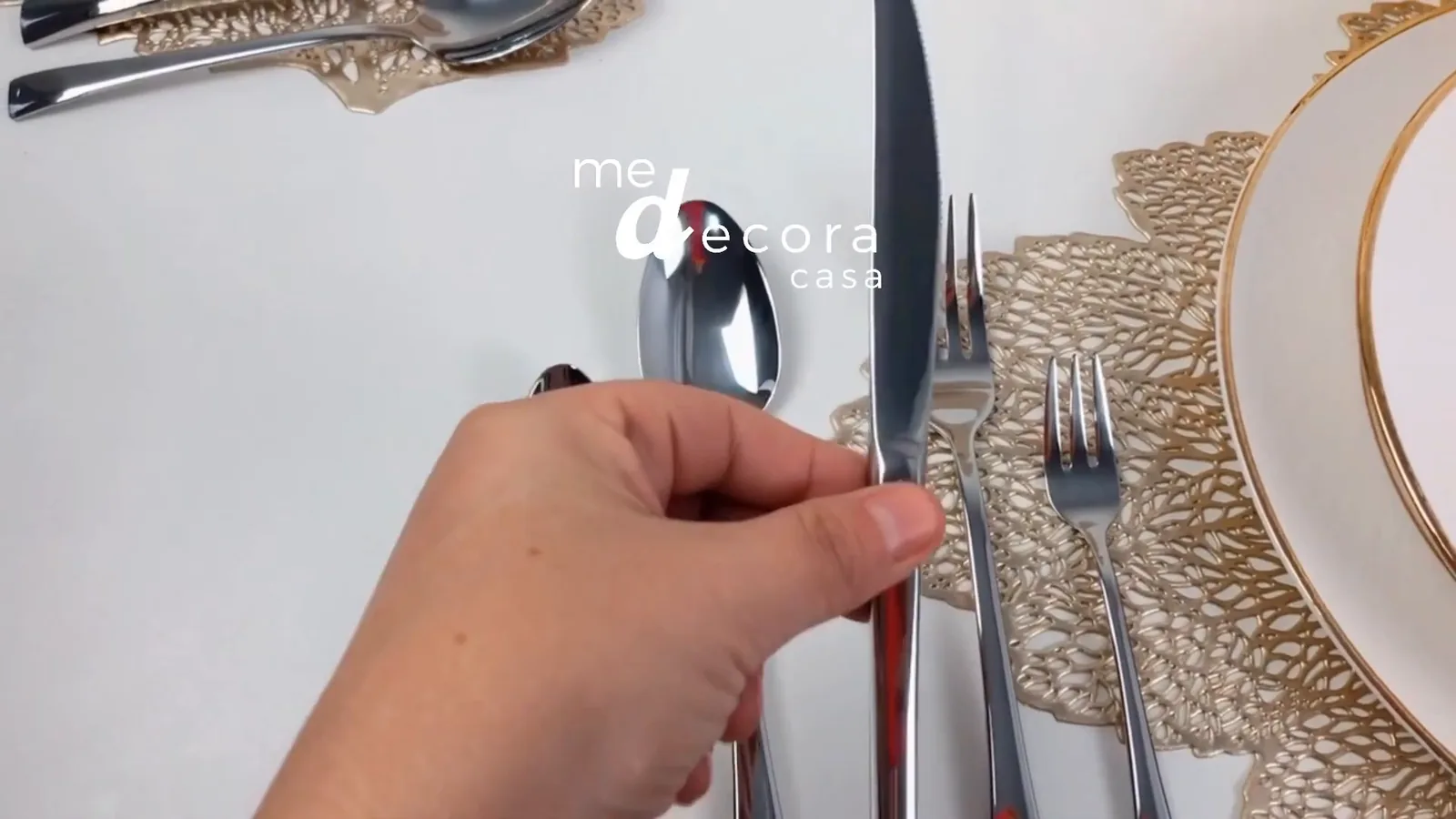 Faca Wolff Berna sendo retirada da mesa posta decorada