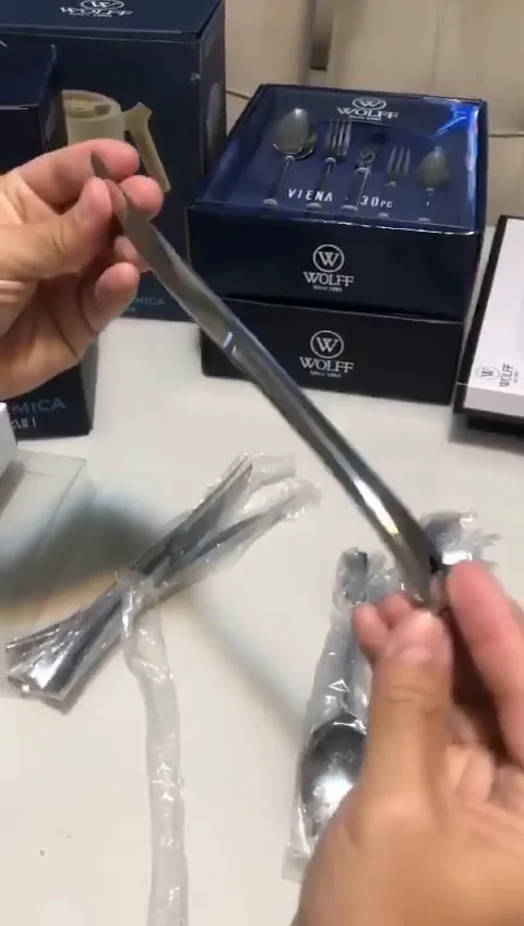 Faca de mesa Wolff Berna com acabamento espelhado em mãos