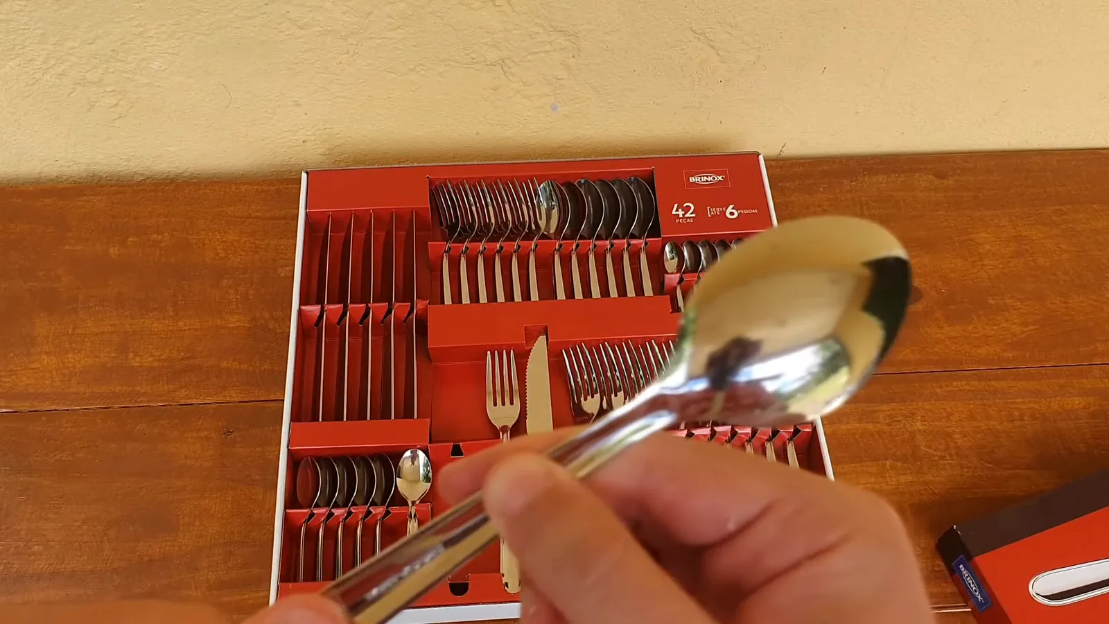 Colher de mesa em aço inox com acabamento brilhante