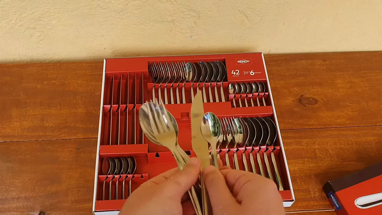 Demonstração das facas e garfos de aço inox na mão