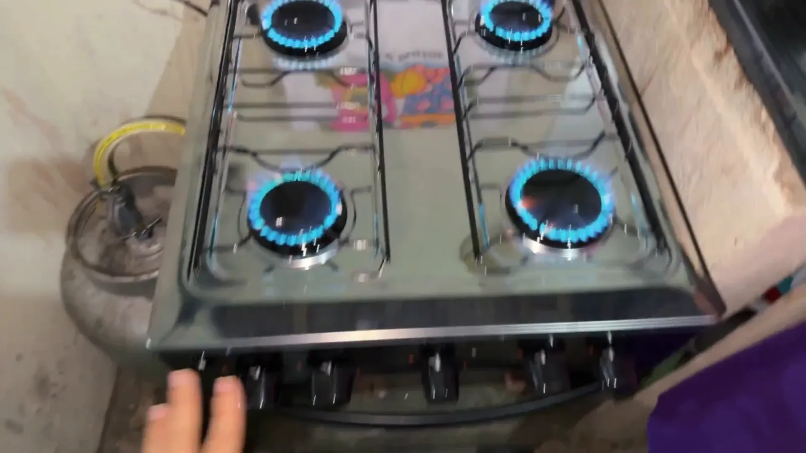 Quatro bocas acesas com chamas azuis na mesa de inox