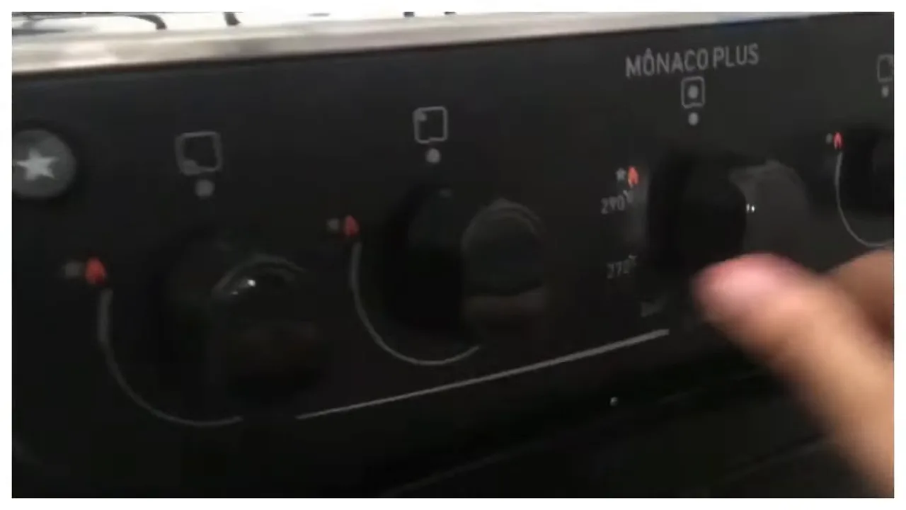 Queimadores em funcionamento enquanto o forno é ligado pelo painel frontal