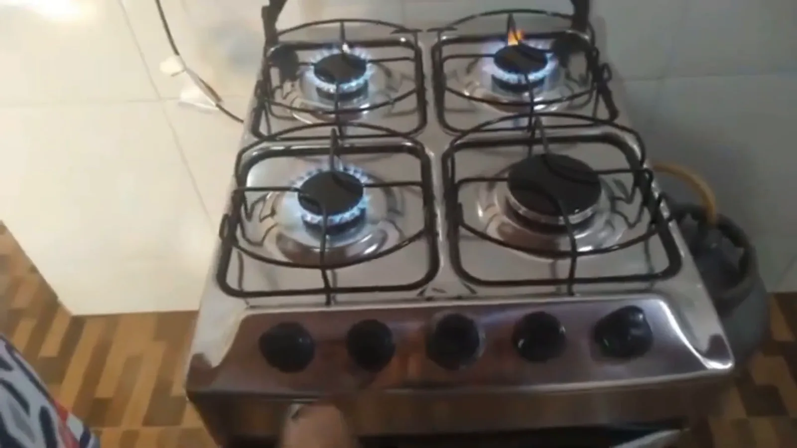 Queimadores da mesa de inox acesos com chamas potentes