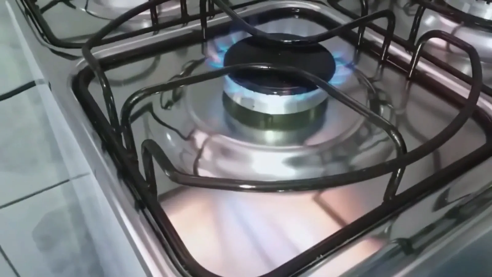 Queimador do fogão Brastemp aceso com chama azul e potente