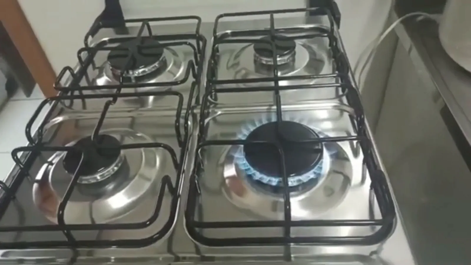 Chama acesa no queimador com acendimento automático do fogão