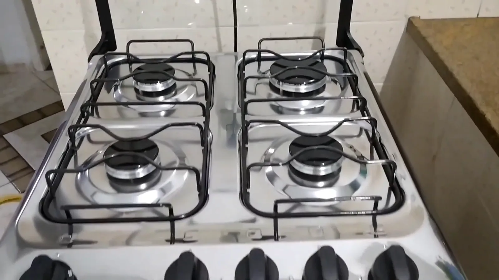 Mesa de inox do fogão Consul com quatro queimadores e trempes duplas