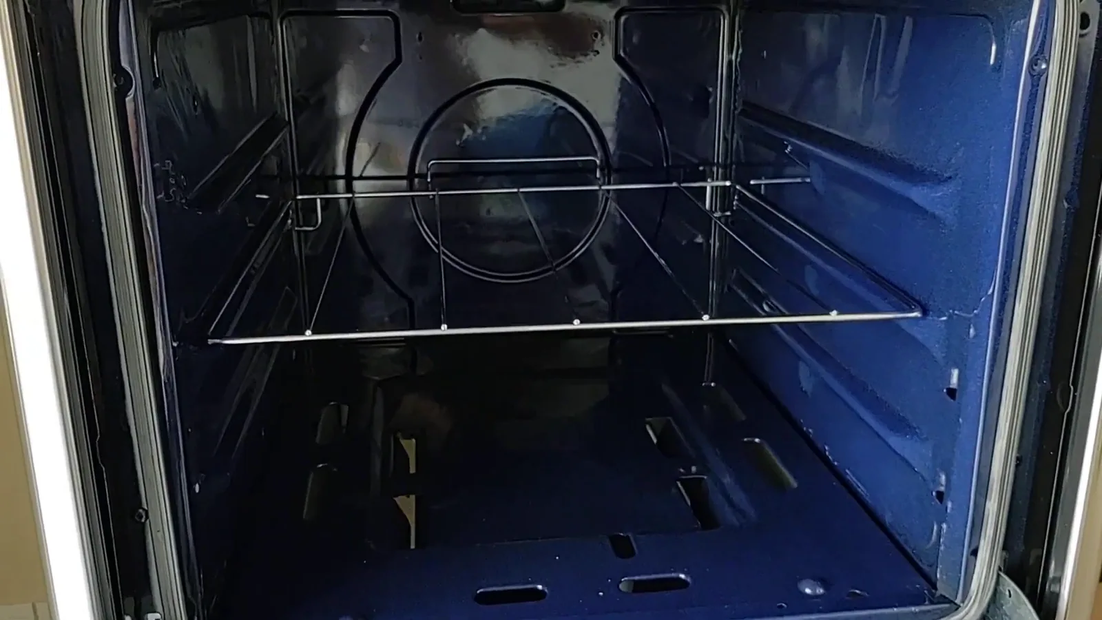 Forno aberto exibindo a grade manual única e cavidade esmaltada