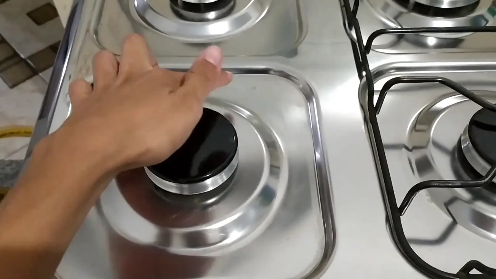 Mesa compartimentada com relevos que retêm líquidos ao redor do queimador