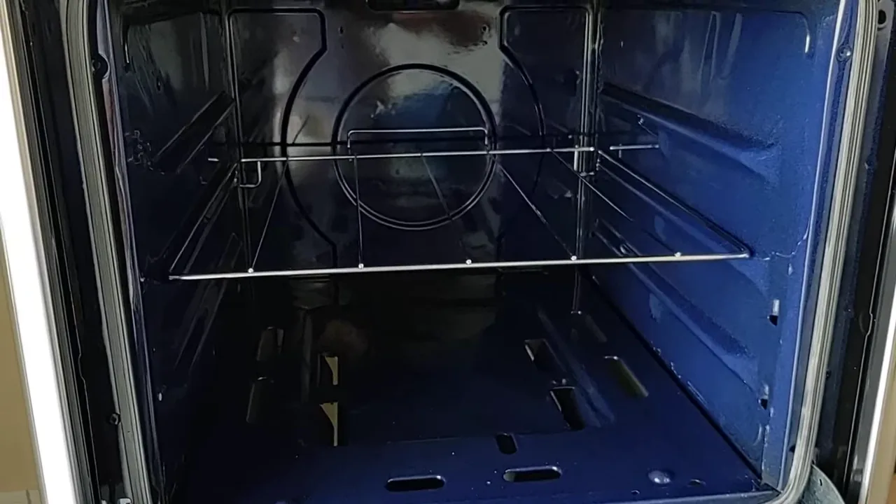 Abertura da porta do forno destacando a prateleira interna única