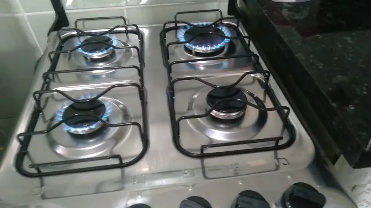 Chamas dos queimadores acesas e funcionando na mesa de inox