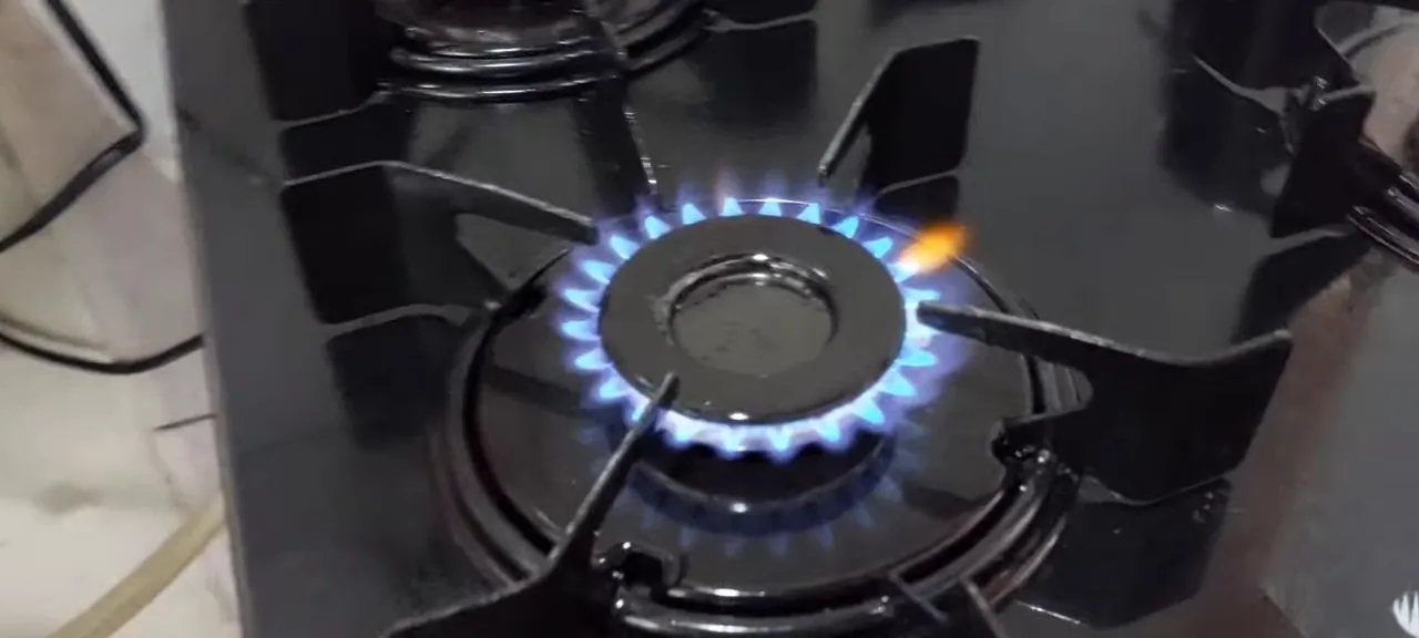 Acendimento automático acionando a chama da boca do fogão