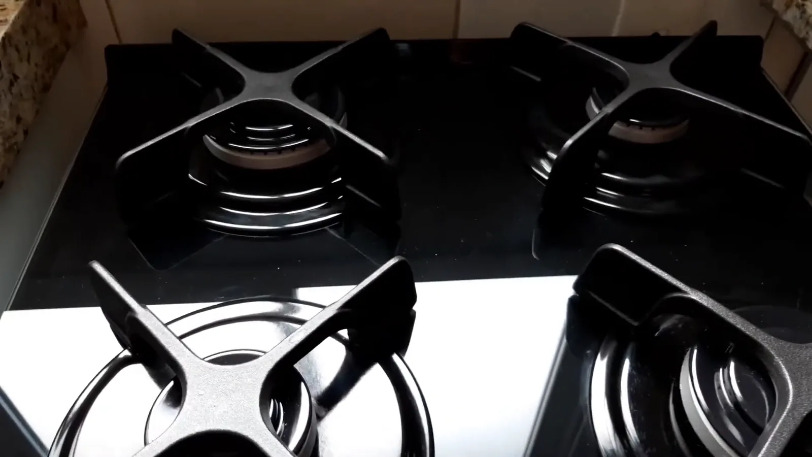 Mesa de vidro temperado do fogão com trempes individuais