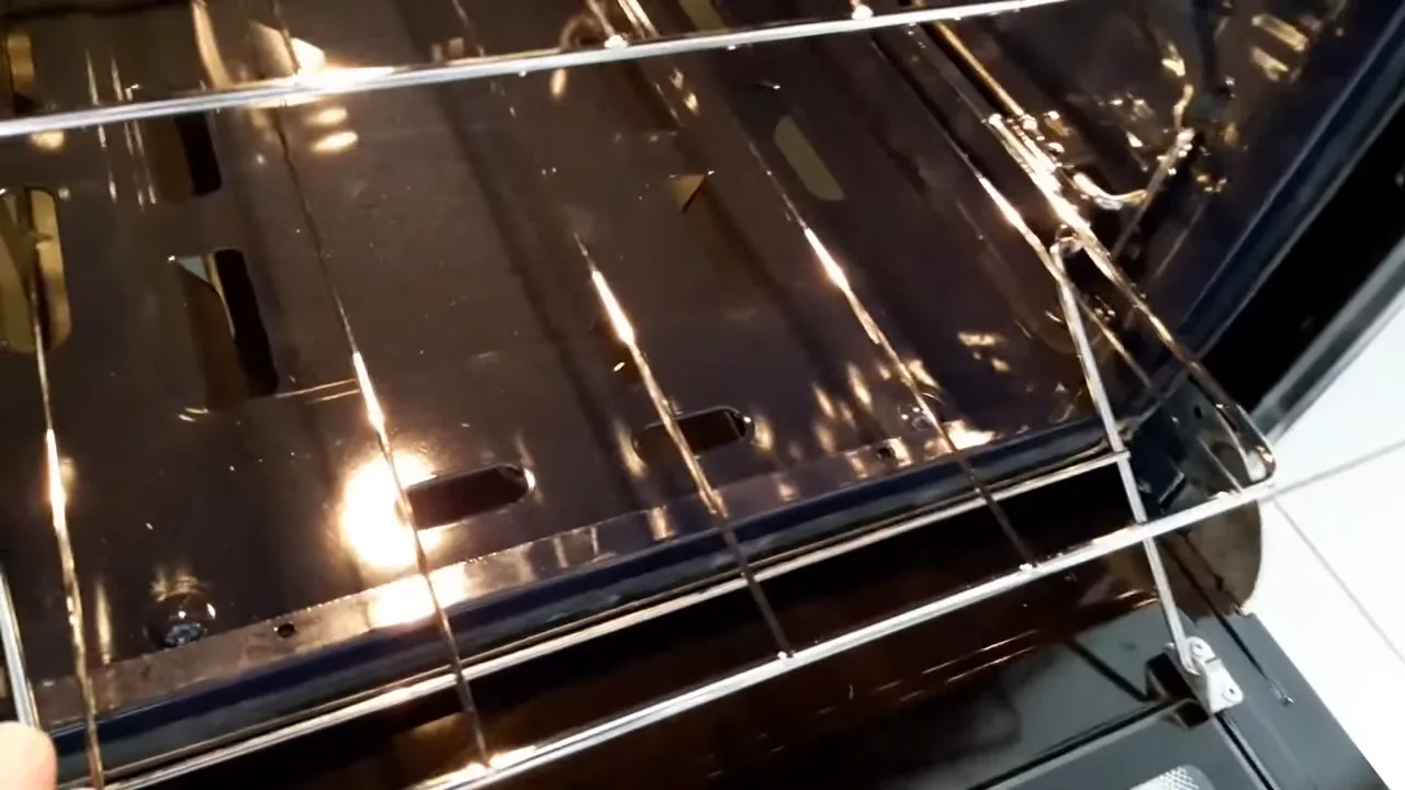Abertura da porta do forno acionando a prateleira autodeslizante
