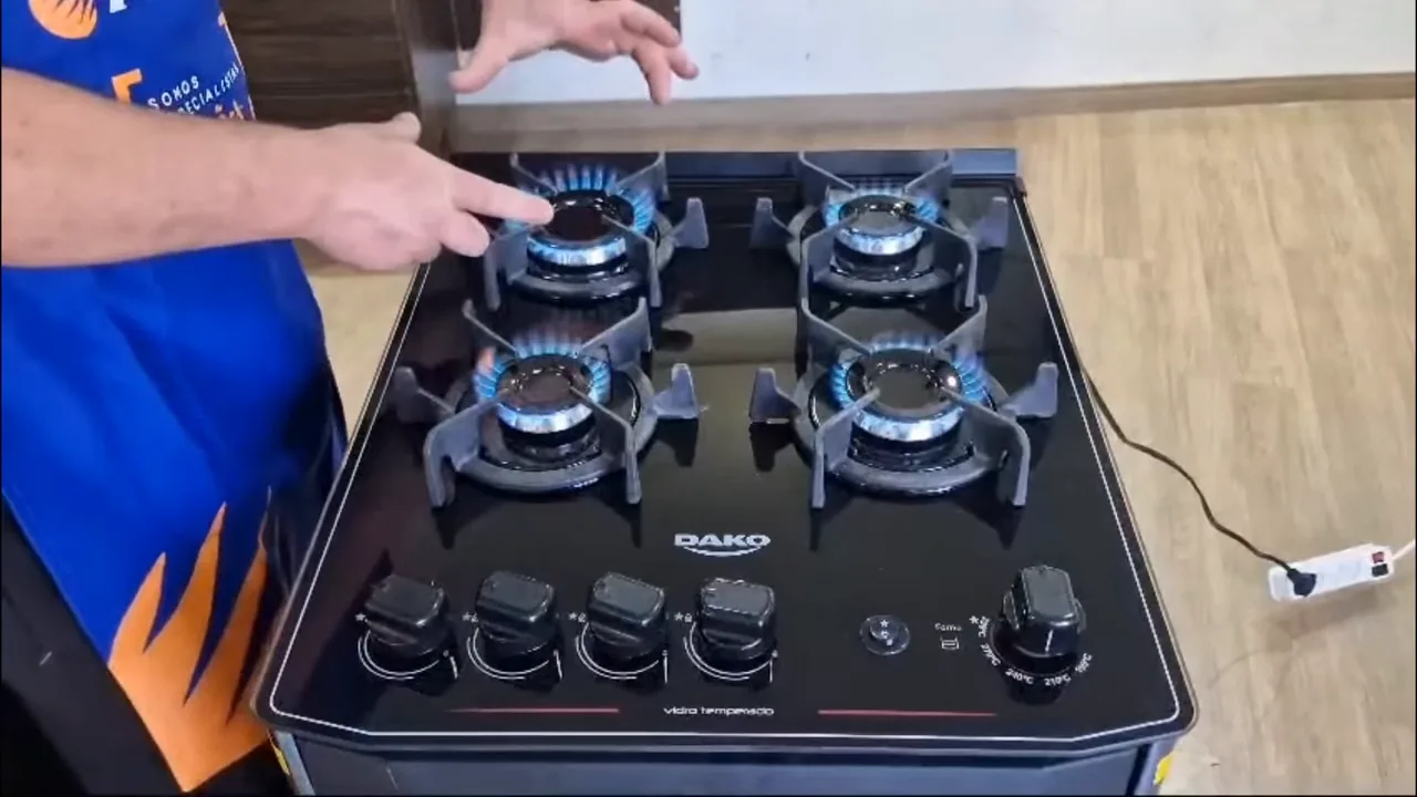 Queimadores acesos em funcionamento na mesa de vidro temperado