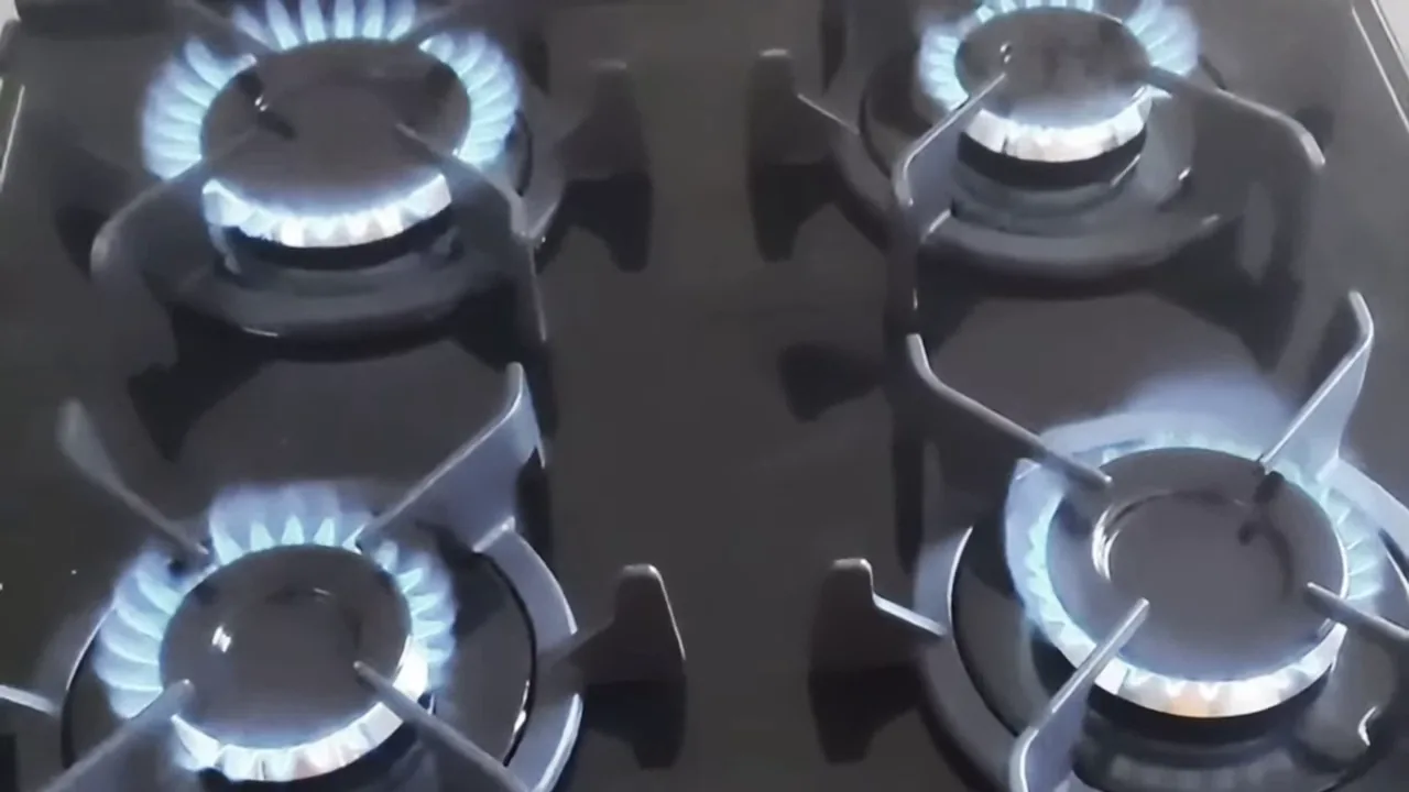 Queimadores da mesa de vidro temperado funcionando com chamas azuis