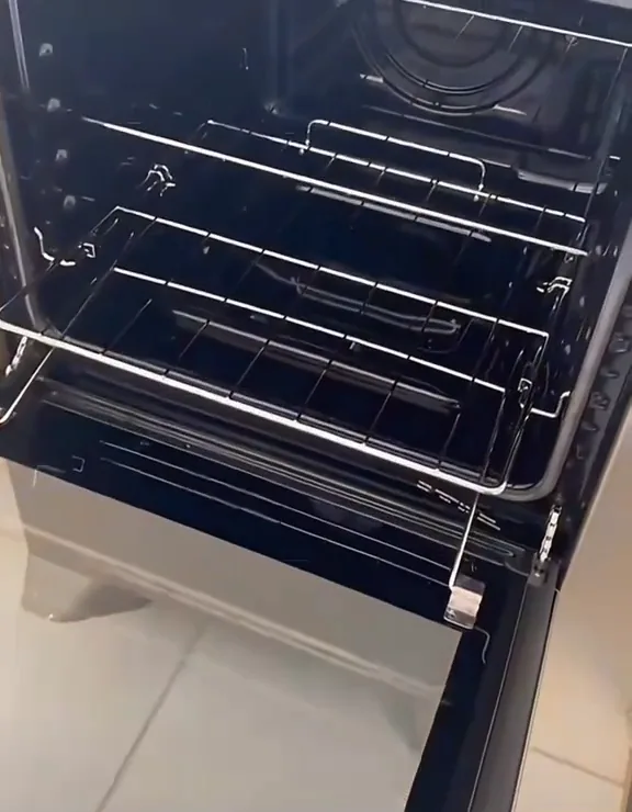 Forno aberto mostrando o espaço interno e prateleiras do fogão Electrolux