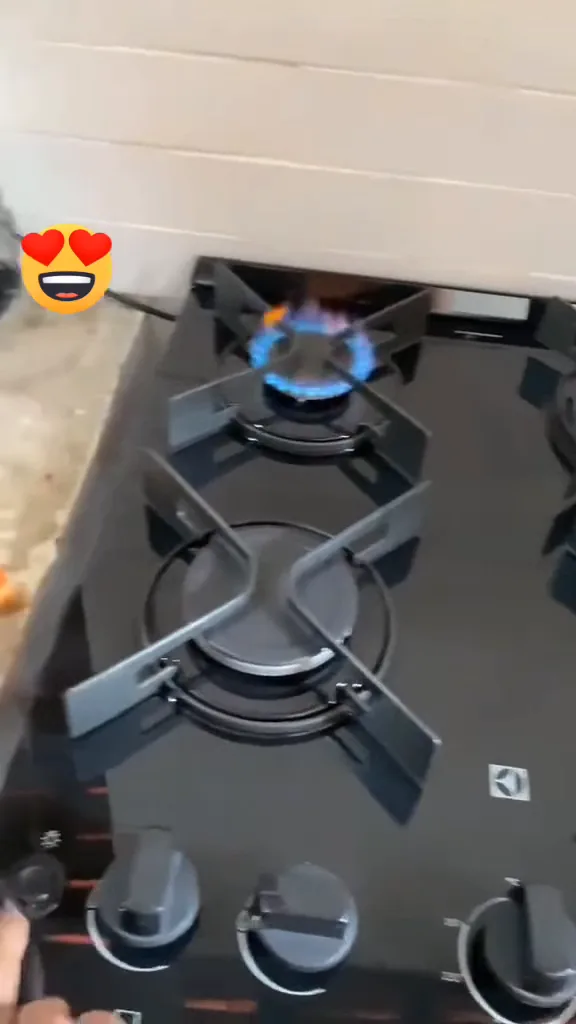 Acendimento automático das chamas azuis nas bocas do fogão Electrolux
