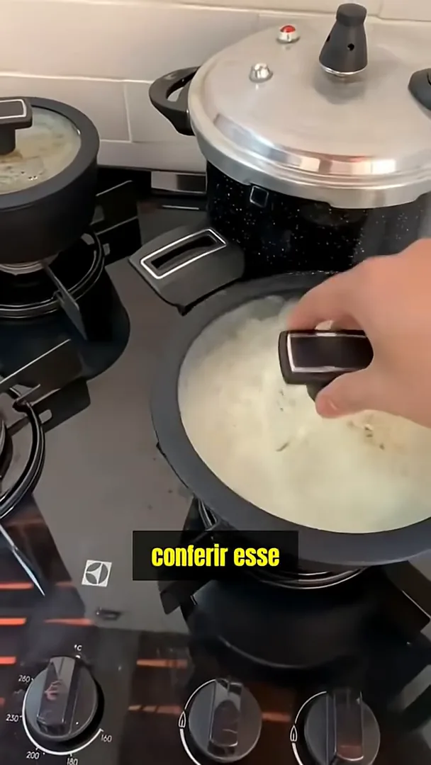 Tampa aberta revelando arroz cozinhando no queimador do fogão Electrolux